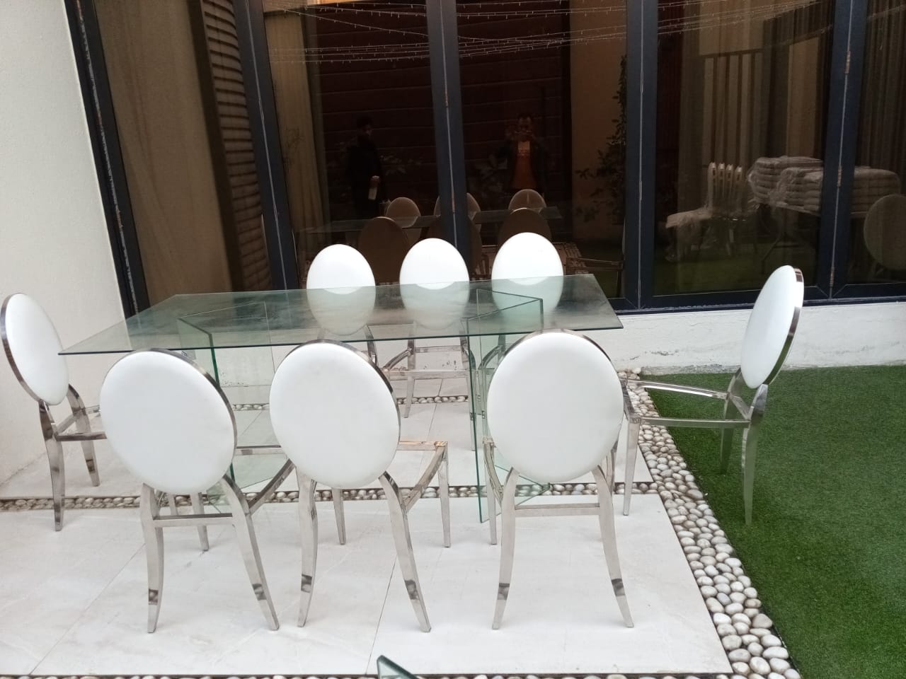 طاولات زجاج مع الكراسي